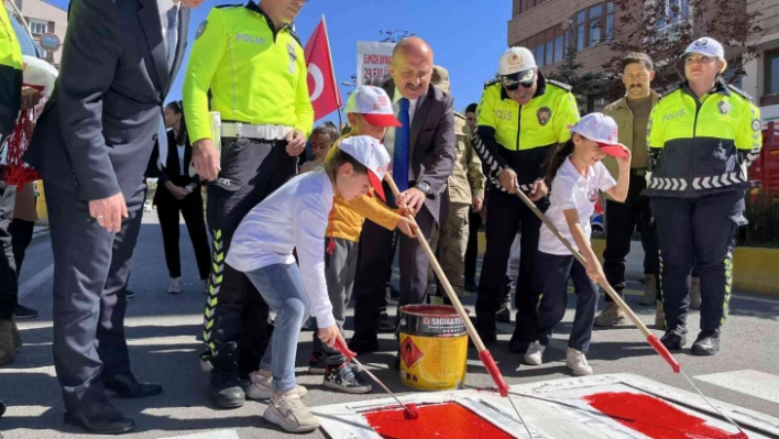 Ağrı'da 'Yayalara öncelik duruşu, hayata saygı duruşu' etkinliği yapıldı