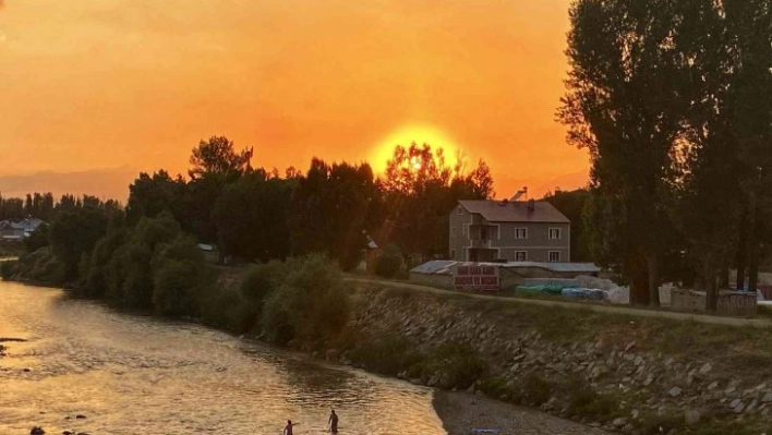 Ağrı'da güneşin batışı hayran bıraktı