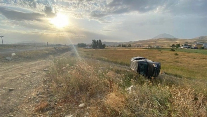 Ağrı'da kamyonet şarampole uçtu: 5 yaralı