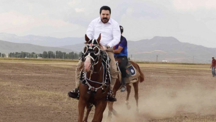 Ağrı'da Mahalli At Yarışları ve At Şenliği renkli görüntülere sahne oldu