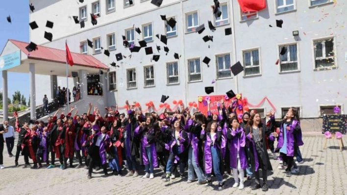 Ağrı'da öğrencilerin karne heyecanı