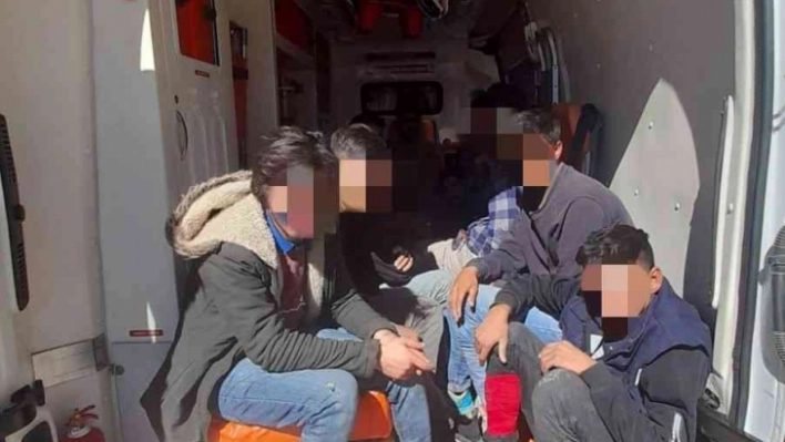 Ağrı'da özel şirkete ait ambulansta 12 kaçak göçmen yakalandı