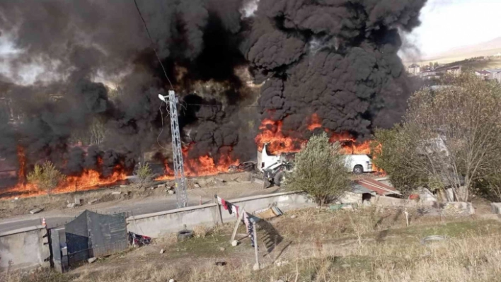 Ağrı'da tanker yolcu otobüsüyle çarpıştı, kaza sonrası yangın çıktı