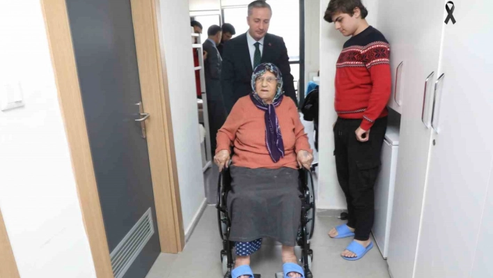 Ağrı'da yaşlı depremzede kadına tekerlekli sandalye verildi