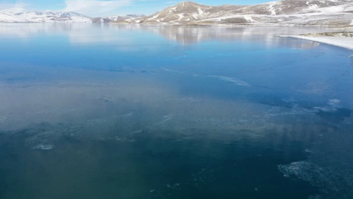 Ağrı'da yüzeyi buzla kaplanan Balık Gölü doğa tutkunlarını bekliyor