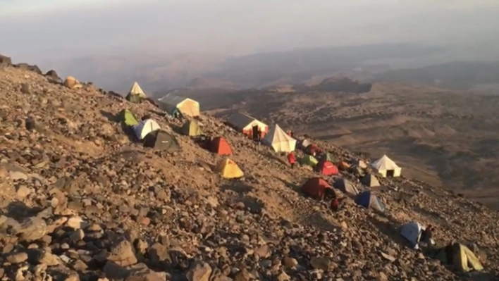 Ağrı Dağı'ndan düşen kayalar dağcıları korkuttu