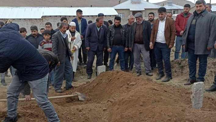 Ağrı'daki otobüs kazasında hayatını kaybeden Gürbüz Erciş'te toprağa verildi