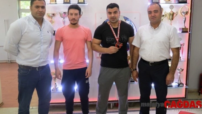 Ağrı Gençlik ve Sporu İl Müdür Vekili Budak, başarılı sporcuları tebrik etti