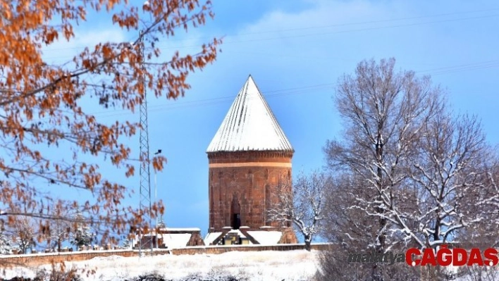 Ahlat Kümbetleri beyaz gelinliğini giydi