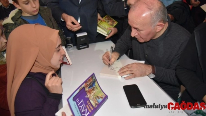 Ahmet Şimşirgil'e kitap fuarında yoğun ilgi