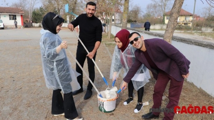 AK Gençler okulun duvarlarını boyadı