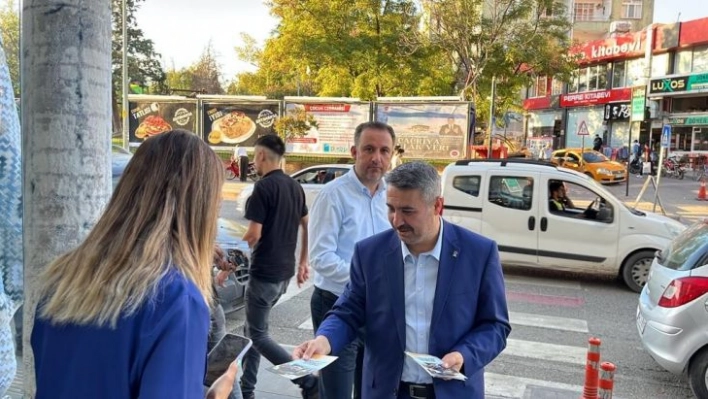 AK Parti 'Türkiye İçin Güven ve İstikrar' broşürlerini dağıttı