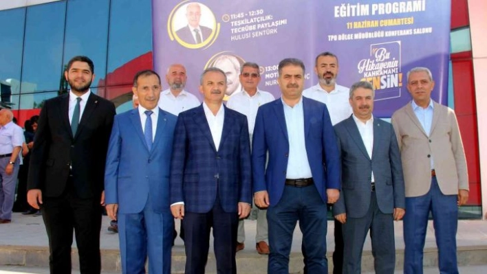 AK Parti mahalle ve köy başkanlarını eğitime aldı