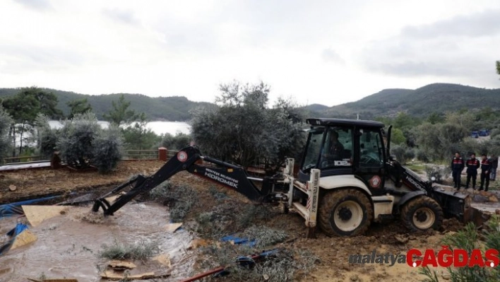 Akbük koyunda imara aykırı 21 yapı yıkıldı