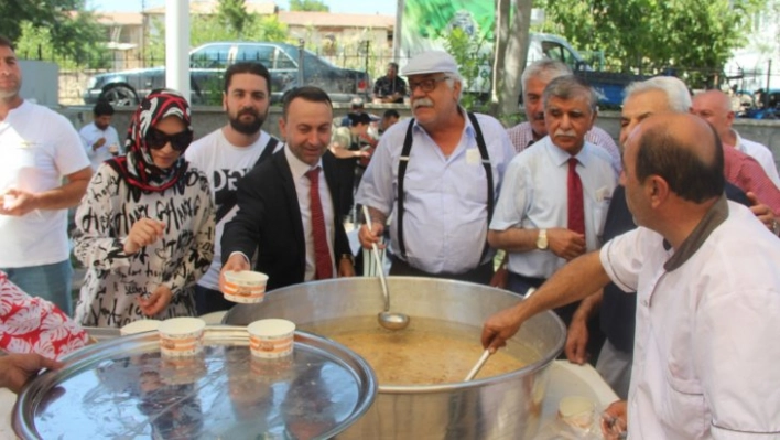 Akçadağ'da Vatandaşlara Aşure İkramı