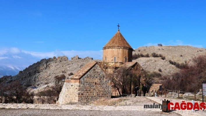 Akdamar Adası'na bungalov ve çadır kurulması kararı turizmcileri sevindirdi