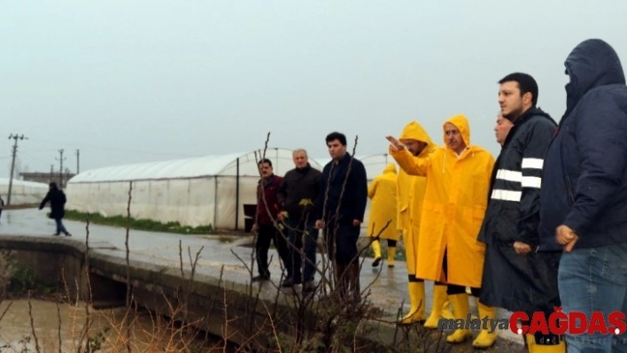 Akdeniz'de yağmur sonrası bozulan yol, köprü ve sokaklar yenileniyor