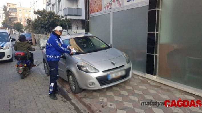 Akhisar'da usulsüz parklanmaya cezai işlem