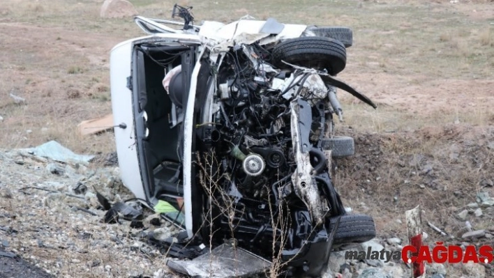 Aksaray'da servis minibüsü ile otomobilin çarpışması sonucu meydana gelen kazada ilk belirlemelere göre 16 kişi yaralandı.