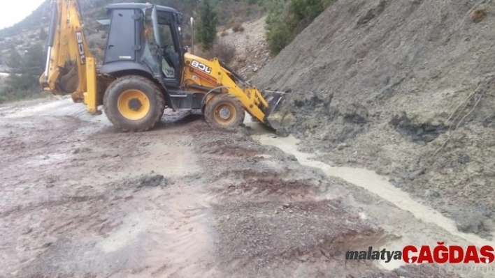 Akseki'de heyelanın kapattığı yol açıldı