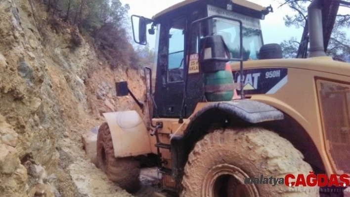 Alanya'da heyelanın kapattığı yol açıldı