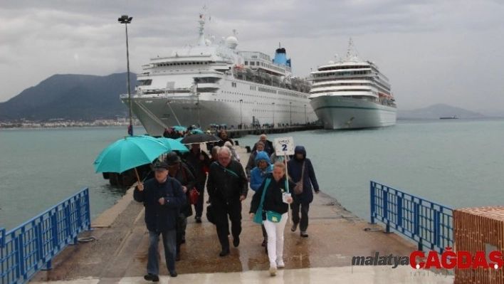 Alanya'ya bir günde iki lüks gemiyle 2 bin turist geldi