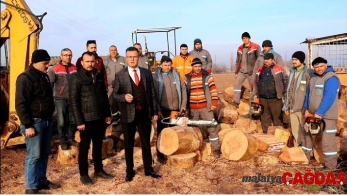 Alaşehir Belediyesinden ihtiyaç sahiplerine odun desteği