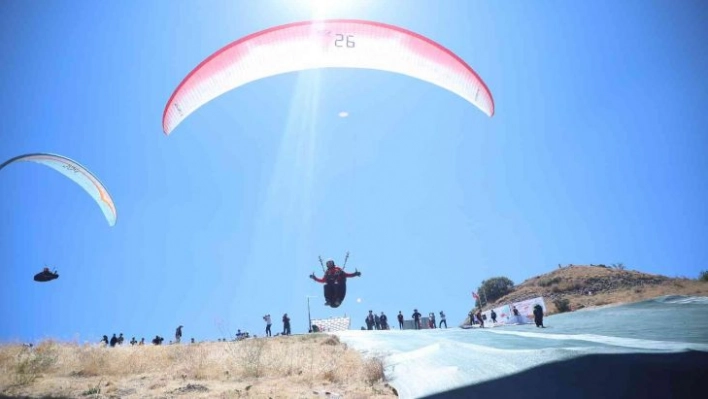 Ali Dağı'nda yamaç paraşütü heyecanı