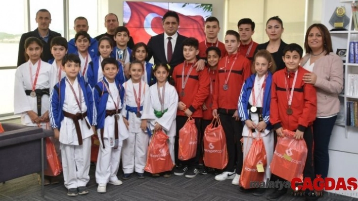 Aliağalı genç sporculardan Başkan Acar'a ziyaret