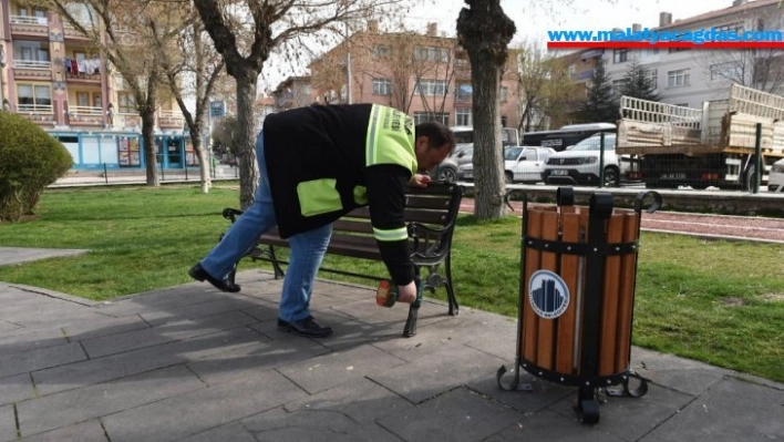 Altındağ'da parklardaki banklar kaldırıldı