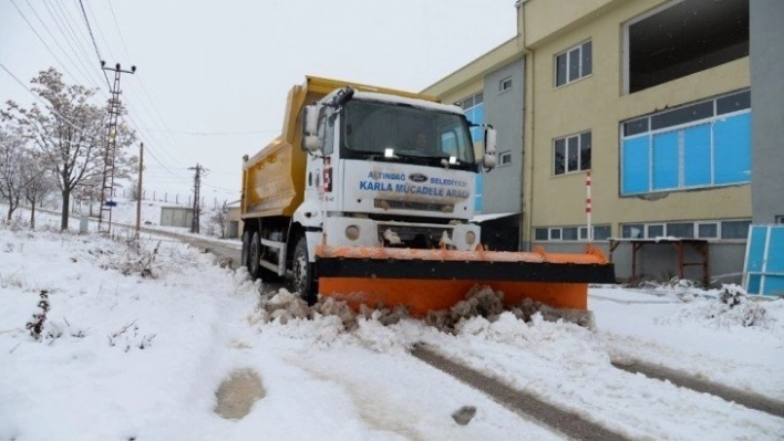 Altındağ'da karla mücadele sürüyor