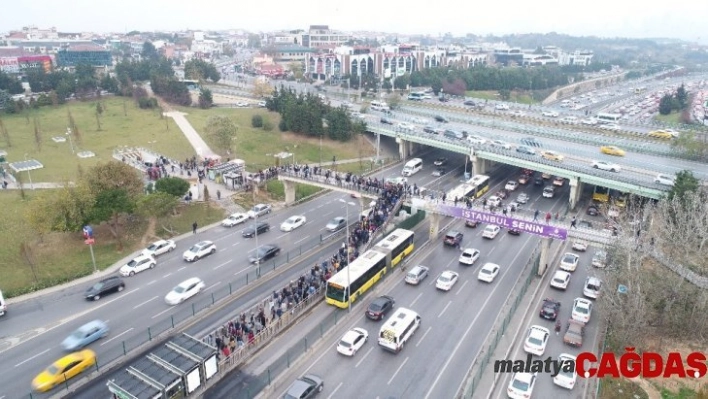 Altunizade metrobüs durağındaki yoğunluk havadan görüntülendi