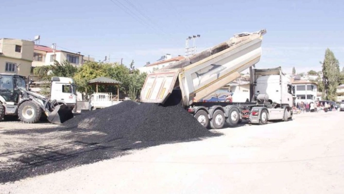 Altyapımı tamamlanan Karakaya'da asfalt serimine başlandı