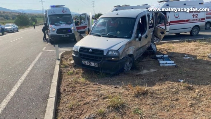 Ambulans ile hafif ticari araç çarpıştı: 7 yaralı