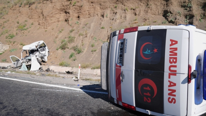 Ambulans ile hafif ticari araç kafa kafaya çarpıştı: 4 ölü