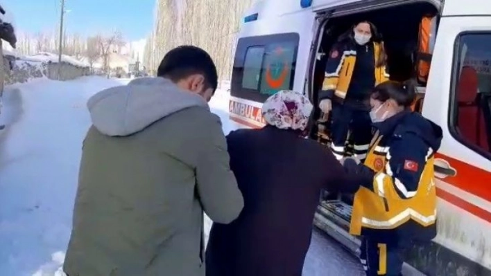 Ambulans mahsur kaldı, yaşlı hastaya ekiplerin çalışmasıyla ulaşıldı