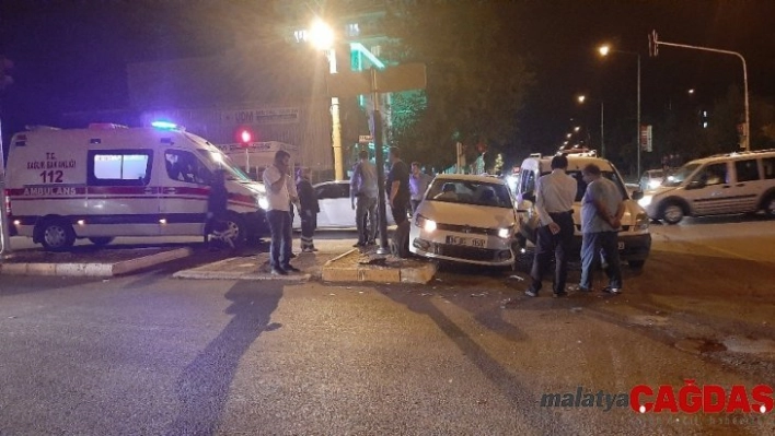 Ambulansa yol vermek istersen çarpıştılar: 1 yaralı