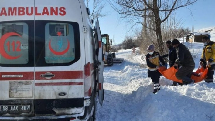 Ambulanslar yolda kaldı, yardımlarına karla mücadele ekipleri koştu