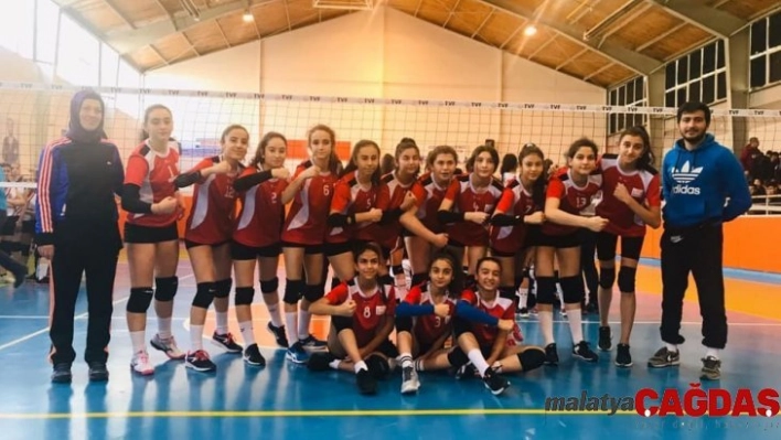 Analig  Voleybol Kız takımı yarı finalde