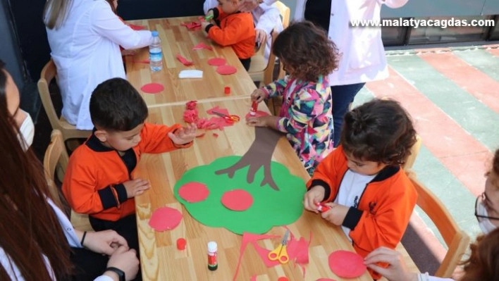 Anaokulu öğrencilerinden Fotoğrafçılık Günü etkinliği