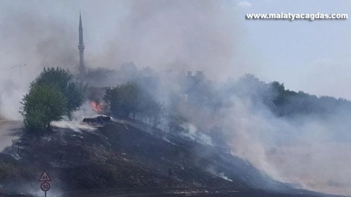 Anız yangınında saman balyaları küle döndü