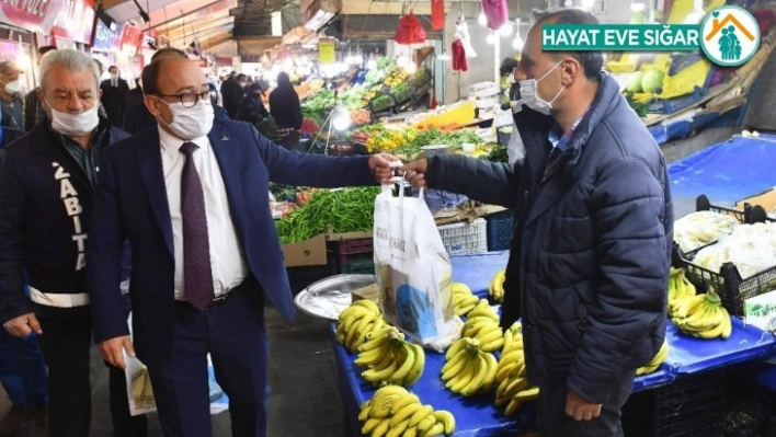 Ankara Büyükşehir Belediyesi, Ulus halinde maske, eldiven ve dezenfektan dağıttı