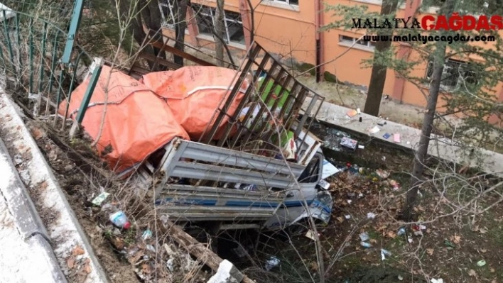 Ankara'da kamyonet okul bahçesine uçtu: 3 yaralı