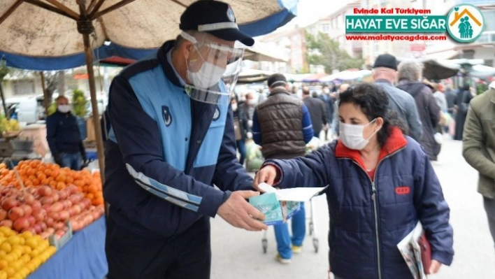 Ankara'da pazarcı esnafına maske dağıtımı