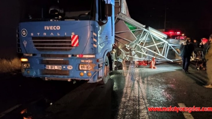 Ankara'da TIR'ın açılan dorsesi işaret levhasına çarptı