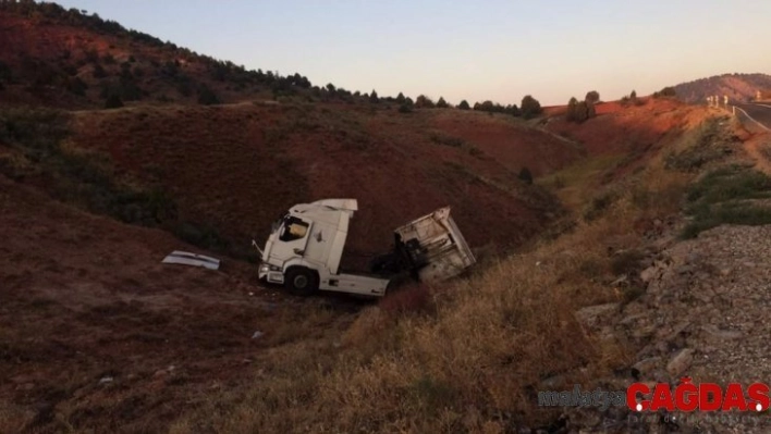 Ankara'da tır şarampole yuvarlandı: 1 yaralı