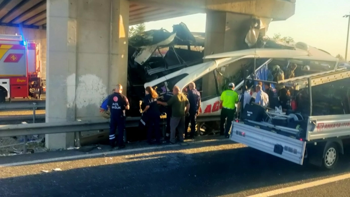 Ankara'da yolcu otobüsü üst geçide çarptı: 9 ölü, 26 yaralı  