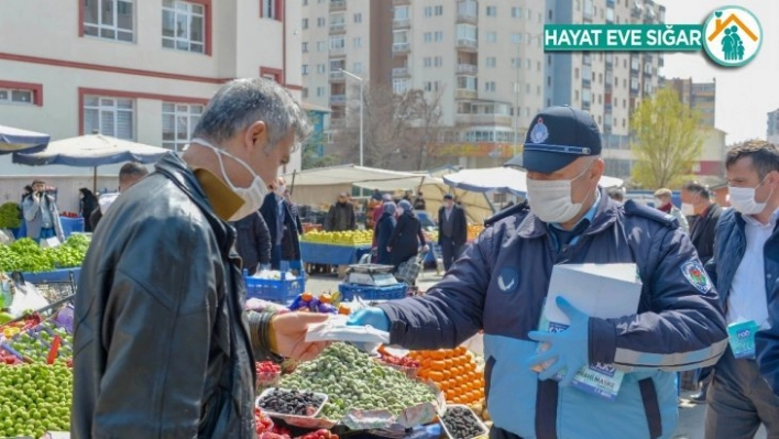 Ankara zabıtası pazarcı esnafına maske dağıtıyor