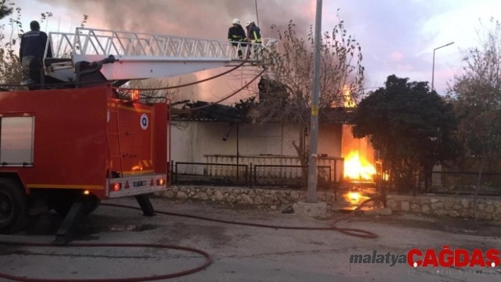 Antalya'da çıkan yangında 2 ev kullanılamaz hale geldi