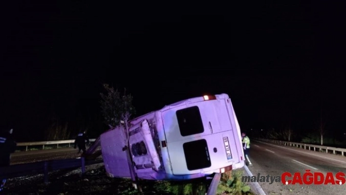 Antalya'da minibüs bariyerlere çarptı: 1 ölü, 3 yaralı